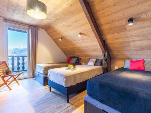 sypialnia z 2 łóżkami i oknem z widokiem na góry w obiekcie Chalet Saint-Lary-Soulan, 5 pièces, 9 personnes - FR-1-296-349 w mieście Saint-Lary-Soulan