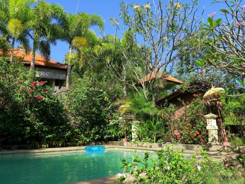 una piscina frente a una casa con árboles en Villa Sarah Nafi with Bautiful Seaview Hill, en Temukus