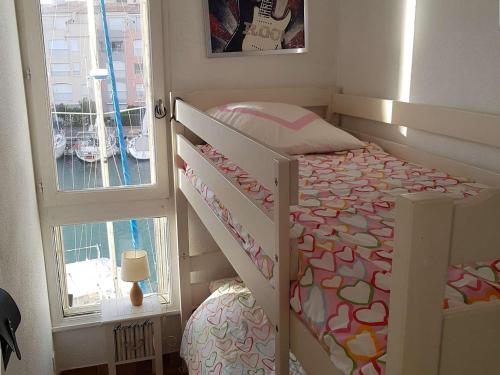 Posteľ alebo postele v izbe v ubytovaní T2 cabine, parking privé, lave-linge, à 100m plage, pour famille - FR-1-702-15