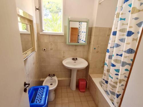 une petite salle de bain avec un lavabo et des toilettes dans l'établissement Appartement T3 avec Parking, Piscine et Tennis - À 200m des Plages et Commerces - FR-1-316-122, à Six-Fours-les-Plages