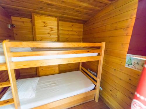 a wooden cabin with two bunk beds in it at Appartement Serre Chevalier, 1 pièce, 4 personnes - FR-1-330F-119 in Serre Chevalier