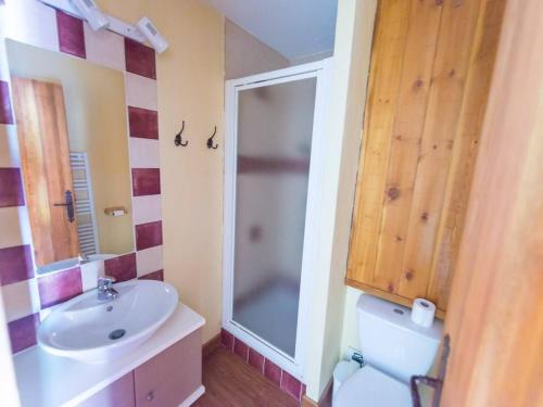 une salle de bain avec un lavabo, une douche et des toilettes dans l'établissement Studio sud avec balcon, 4 couchages, Serre Chevalier, au pied des pistes - FR-1-330F-119, à Serre Chevalier