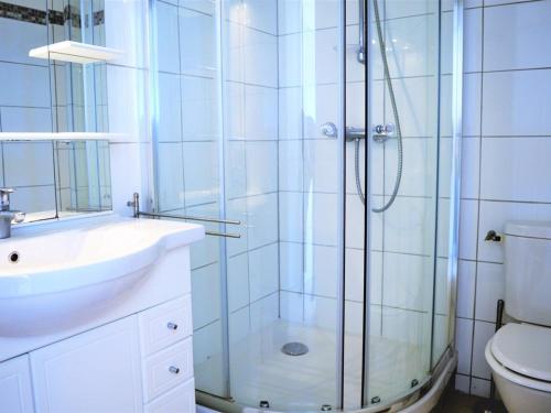 une salle de bain avec une douche, un lavabo et des toilettes dans l'établissement Studio au bord de l'eau avec terrasse et ménage inclus - FR-1-251-307, au Lavandou