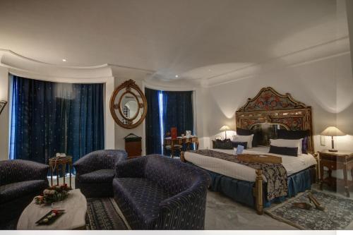 - une chambre avec un lit king-size et un salon dans l'établissement Hôtel La Maison Blanche, à Tunis