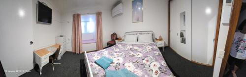 a bedroom with a bed and a window at Traplins Accomodation in Lakes Entrance