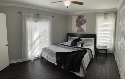 um quarto com uma cama e uma ventoinha de tecto em Cozy houston Getaway 1 bed 1 bath em Houston