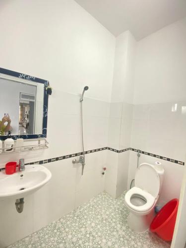 ein Badezimmer mit Toilette und Waschbecken in der Unterkunft O Vững's Homestay in Vũng Tàu