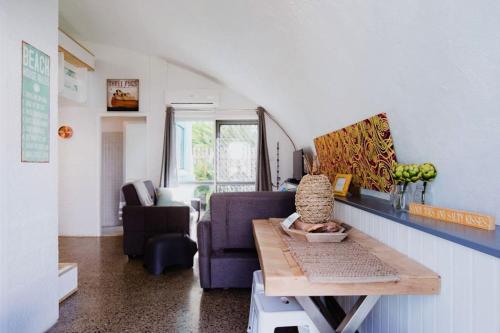 Zona de estar de 1 BR Famous Beach-Front Dome at Trinity Beach, Sleeps 4