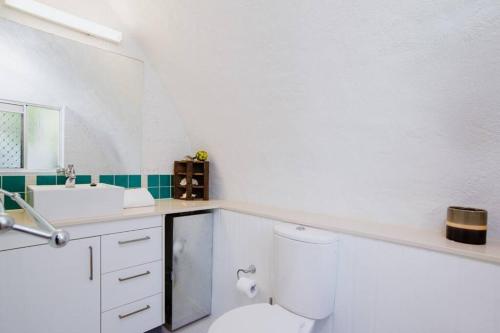Un baño de 1 BR Famous Beach-Front Dome at Trinity Beach, Sleeps 4