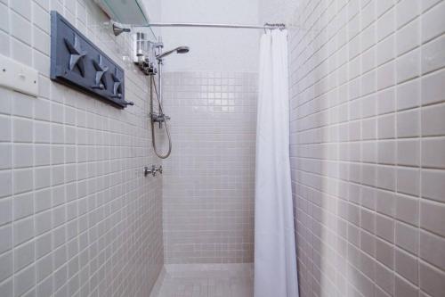 Un baño de 1 BR Famous Beach-Front Dome at Trinity Beach, Sleeps 4