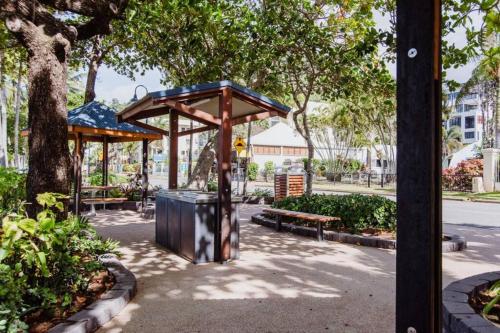 Jardín al aire libre en 1 BR Famous Beach-Front Dome at Trinity Beach, Sleeps 4