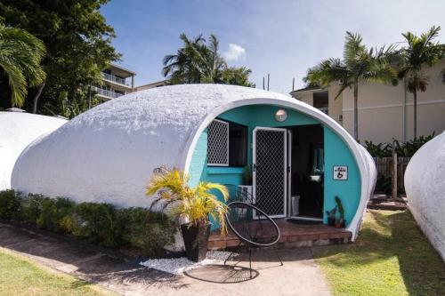 Una casa domo con una bicicleta en el patio. en 1 BR Famous Beach-Front Dome at Trinity Beach, Sleeps 4, en Trinity Beach