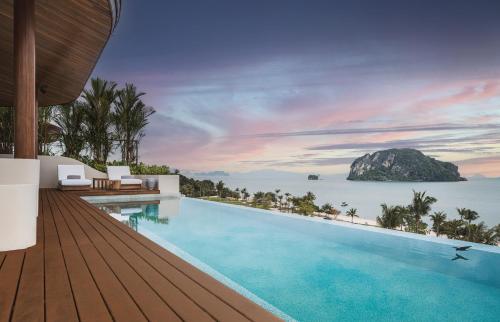 ヤオヤイ島にあるAnantara Koh Yao Yai Resort & Villasの海の景色を望むリゾートのプール