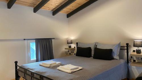 um quarto com uma cama com toalhas em olea resort em Iraklitsa