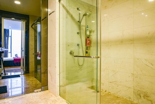 una doccia con porta in vetro in bagno di Happy Suite at Platinum KLCC a Kuala Lumpur