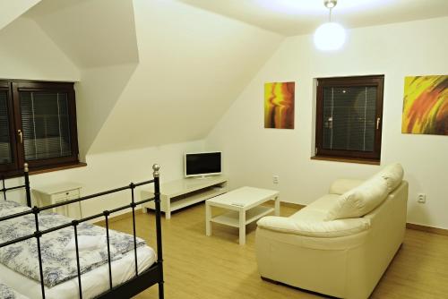 Una cama o camas en una habitación de Apartmány pod lípou