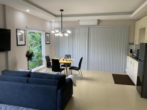 ein Wohnzimmer mit einem blauen Sofa und einem Tisch in der Unterkunft Casa de Simone in Bagac