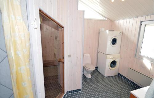 ロッケンにあるBeautiful Home In Lkken With 3 Bedrooms, Sauna And Wifiのバスルーム(トイレ、洗濯機付)