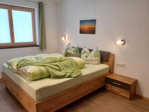 Sypialnia z łóżkiem ze strategią odwrotności w obiekcie Apart Isabella w mieście Brandberg