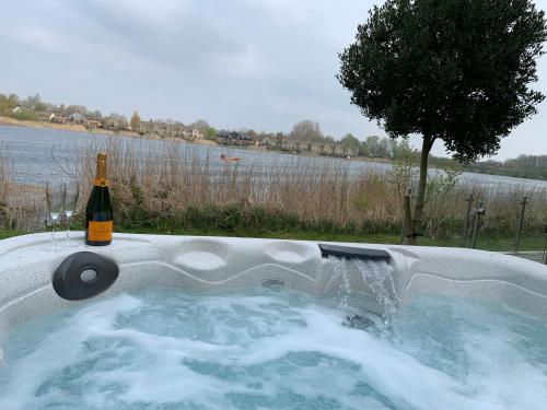 Φωτογραφία από το άλμπουμ του Cotswolds Lakehouse, with hot tub & spa access, Lower Mill Estate σε Somerford Keynes