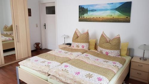 Un dormitorio con una cama con almohadas. en Haus Ingrid Ferienwohnung Vintage en Oberlungwitz