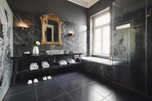 Koupelna v ubytování Bohemian Suites Athens