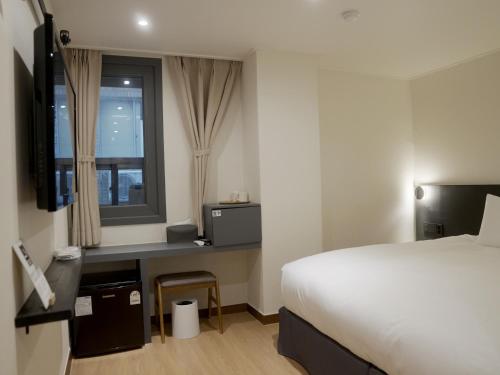 Voodi või voodid majutusasutuse Hotel Firststay Myeongdong toas