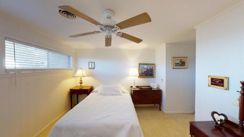 1 dormitorio con 1 cama y ventilador de techo en ALMOST HEAVEN home en Jekyll Island
