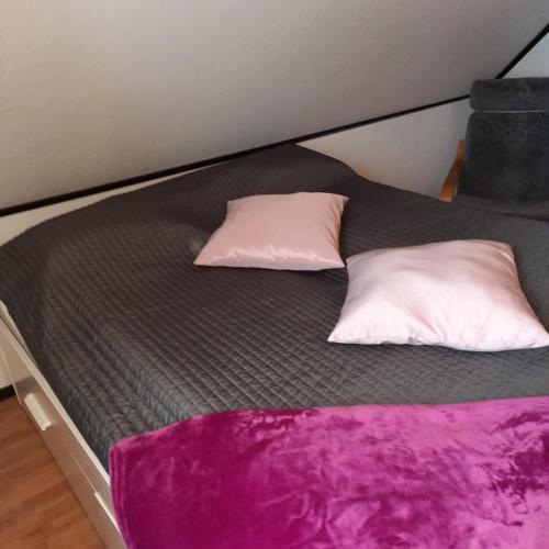 Postel nebo postele na pokoji v ubytování Naturnära dubbelrum B&B i Uppsala Ramstalund