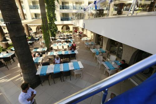 an overhead view of a restaurant with tables and chairs at Turunc Resort Hotel in Turunc