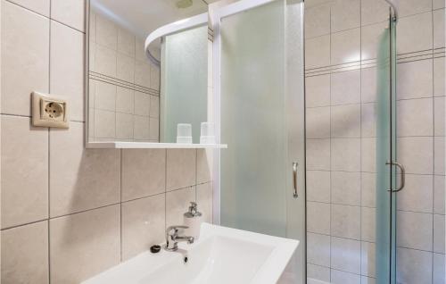 y baño con lavabo y ducha. en Stunning Apartment In Omisalj With Kitchen, en Omišalj