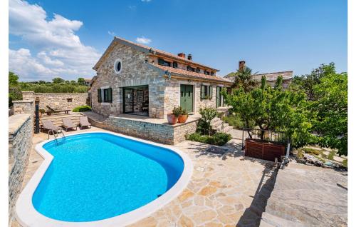 uma villa com piscina em frente a uma casa em 3 Bedroom Beautiful Home In Lisicic em Lisičići