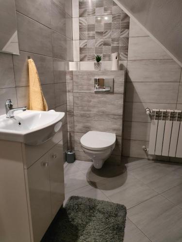 a small bathroom with a sink and a toilet at ChatkaDuraje in Jaworzynka
