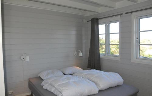 Säng eller sängar i ett rum på Gorgeous Home In Flekkery With Wifi