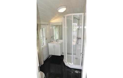 Koupelna v ubytování Gorgeous Home In Flekkery With Wifi