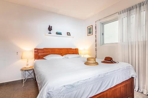 a bedroom with a large bed with a hat on it at Droom appartementen in Willemstad