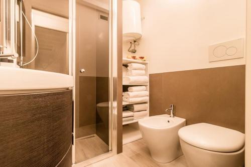 um banheiro com vaso sanitário, pia e chuveiro em Ca' Nova @San Marco em Veneza