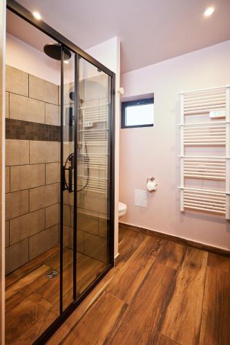 une salle de bain avec douche et toilettes dans l'établissement LE REFUGE - Le Domaine Wambrechies, à Wambrechies