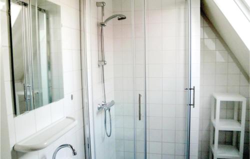 デン・ウフェルにあるVerzichtのバスルーム(ガラスドア付きのシャワー付)