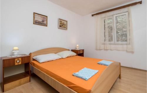Schlafzimmer mit einem Bett und einem Fenster in der Unterkunft Nice Apartment In Bosana-pag With Wifi in Šimuni