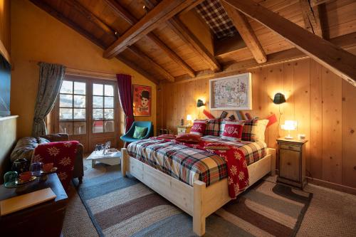 代米考迪亞的住宿－Magic Megève Bois，一间卧室,卧室内配有一张床和一把椅子
