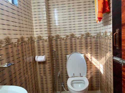 La salle de bains est pourvue de toilettes et d'un lavabo. dans l'établissement Hotel Grand Brothers, à Sylhet