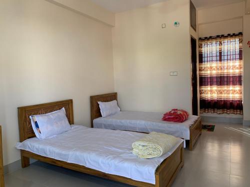 - 2 lits dans une chambre avec fenêtre dans l'établissement Hotel Grand Brothers, à Sylhet