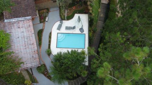 uma vista superior de uma piscina num quintal em Chalé Meu Agresthe em Teresópolis