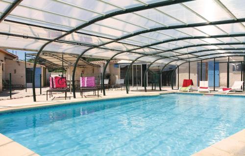 - une piscine avec un auvent rétractable dans l'établissement Lovely Home In Rochefort Du Gard, à Rochefort-du-Gard