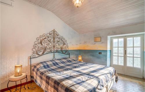 1 dormitorio con 1 cama con manta a cuadros en La Pescosa, en Isola