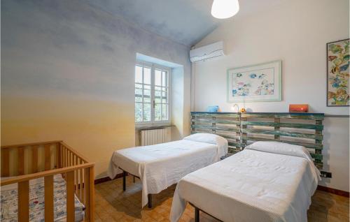 two twin beds in a room with a window at La Pescosa in Isola