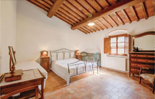 カシャーナ・テルメにあるBozzaninoのベッドルーム1室(ベッド2台、テーブル、鏡付)