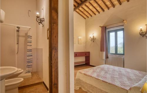 Castel GiorgioにあるAlfina 1のバスルーム(ベッド1台、トイレ、シンク付)