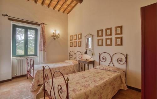 Castel GiorgioにあるAlfina 1のベッドルーム1室(ベッド2台、窓付)